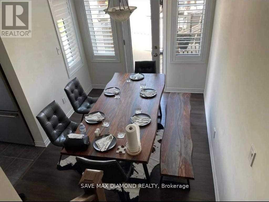 10 Minlow Way, Aurora, ON - Indoor Photo Showing Dining Room