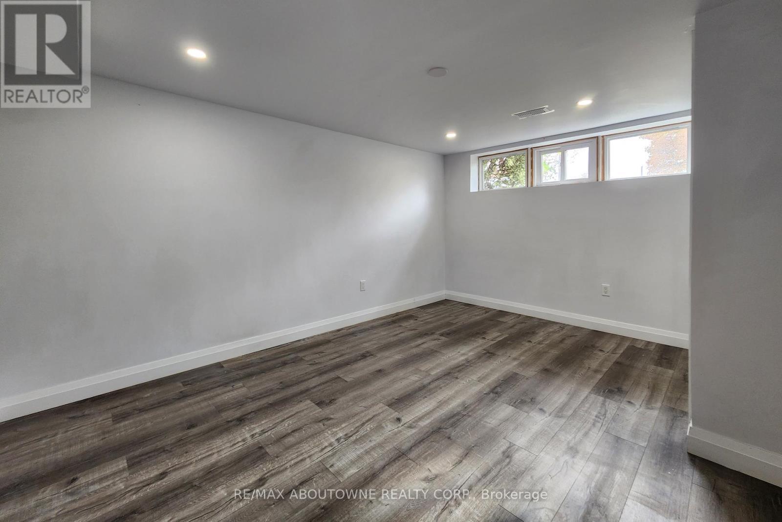 12 Ramsey Crescent, Hamilton, ON - Indoor Photo Showing Other Room