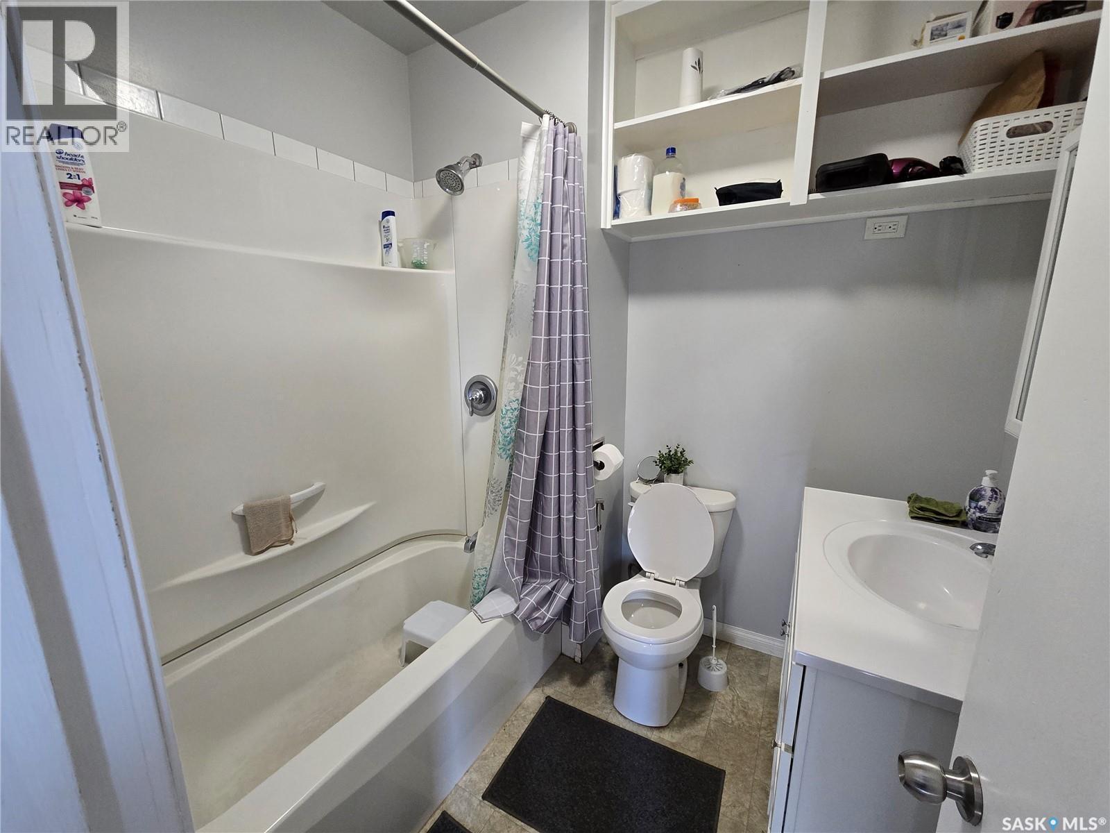 96 7Th Avenue Ne, Swift Current, SK - Indoor Photo Showing Bathroom
