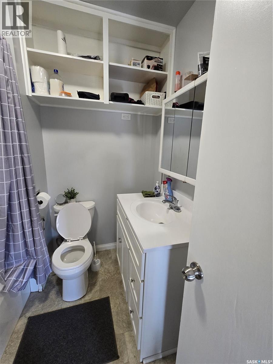 96 7Th Avenue Ne, Swift Current, SK - Indoor Photo Showing Bathroom