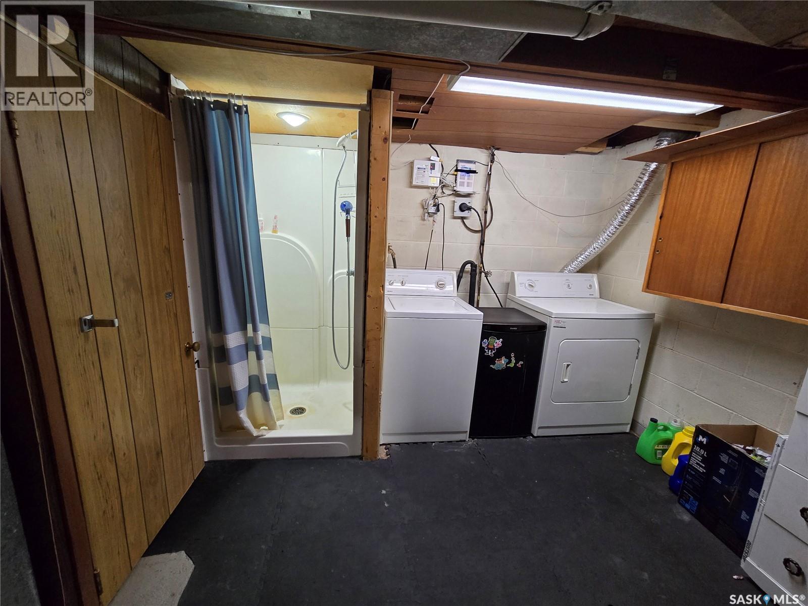 96 7Th Avenue Ne, Swift Current, SK - Indoor Photo Showing Laundry Room