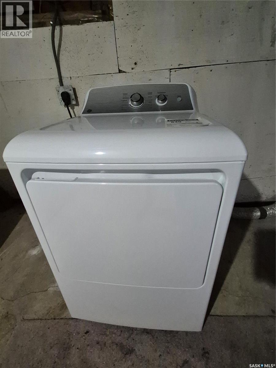 212 7Th Street Ne, Weyburn, SK - Indoor Photo Showing Laundry Room