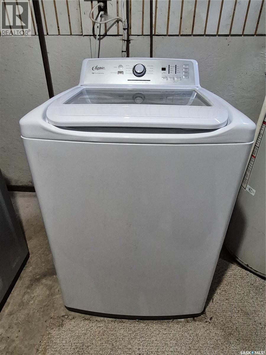 212 7Th Street Ne, Weyburn, SK - Indoor Photo Showing Laundry Room