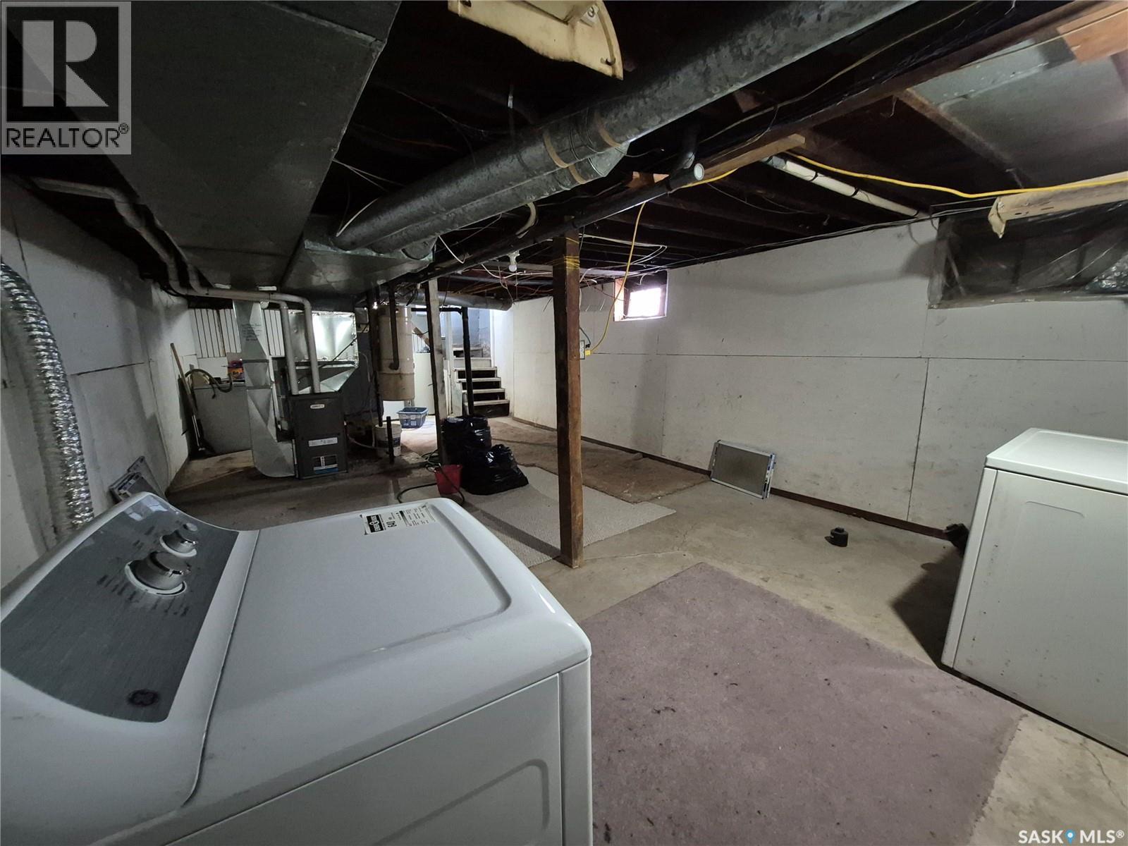 212 7Th Street Ne, Weyburn, SK - Indoor Photo Showing Laundry Room