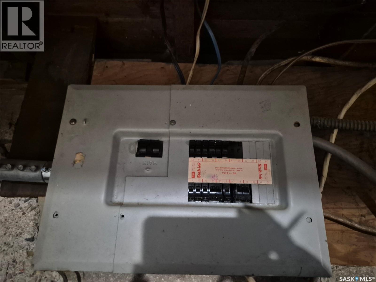 212 7Th Street Ne, Weyburn, SK - Indoor