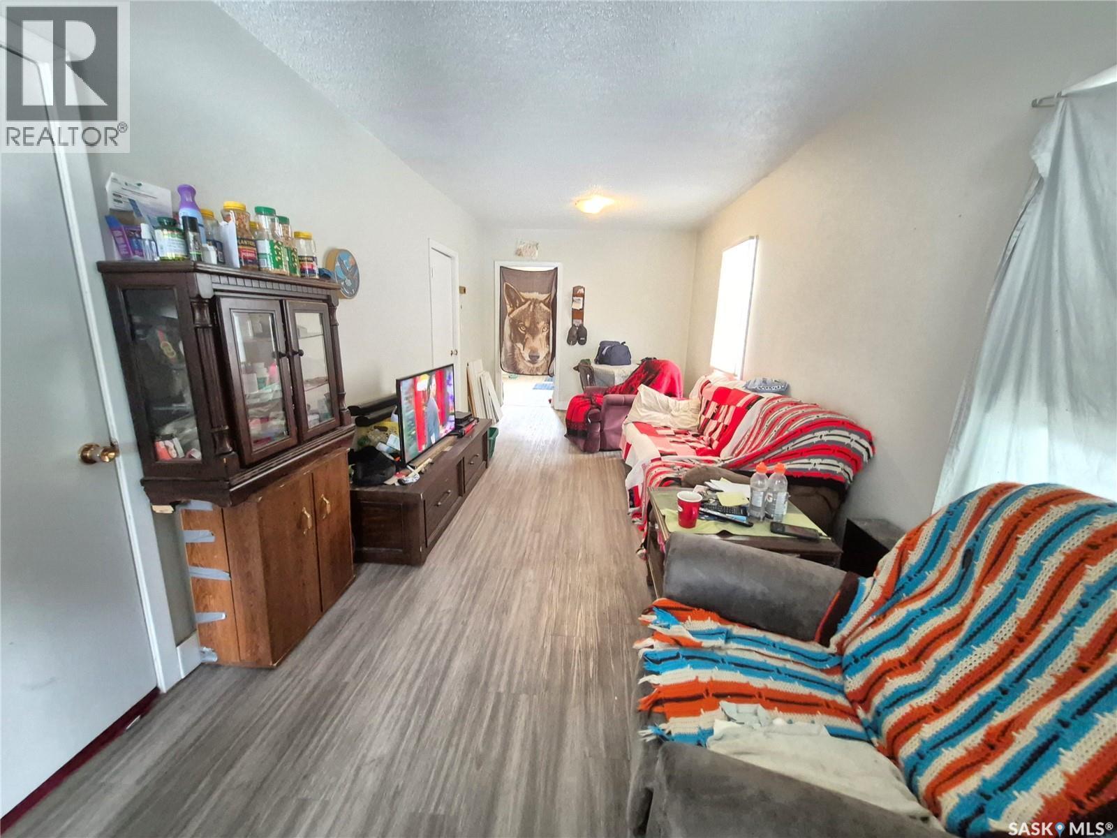 212 7Th Street Ne, Weyburn, SK - Indoor