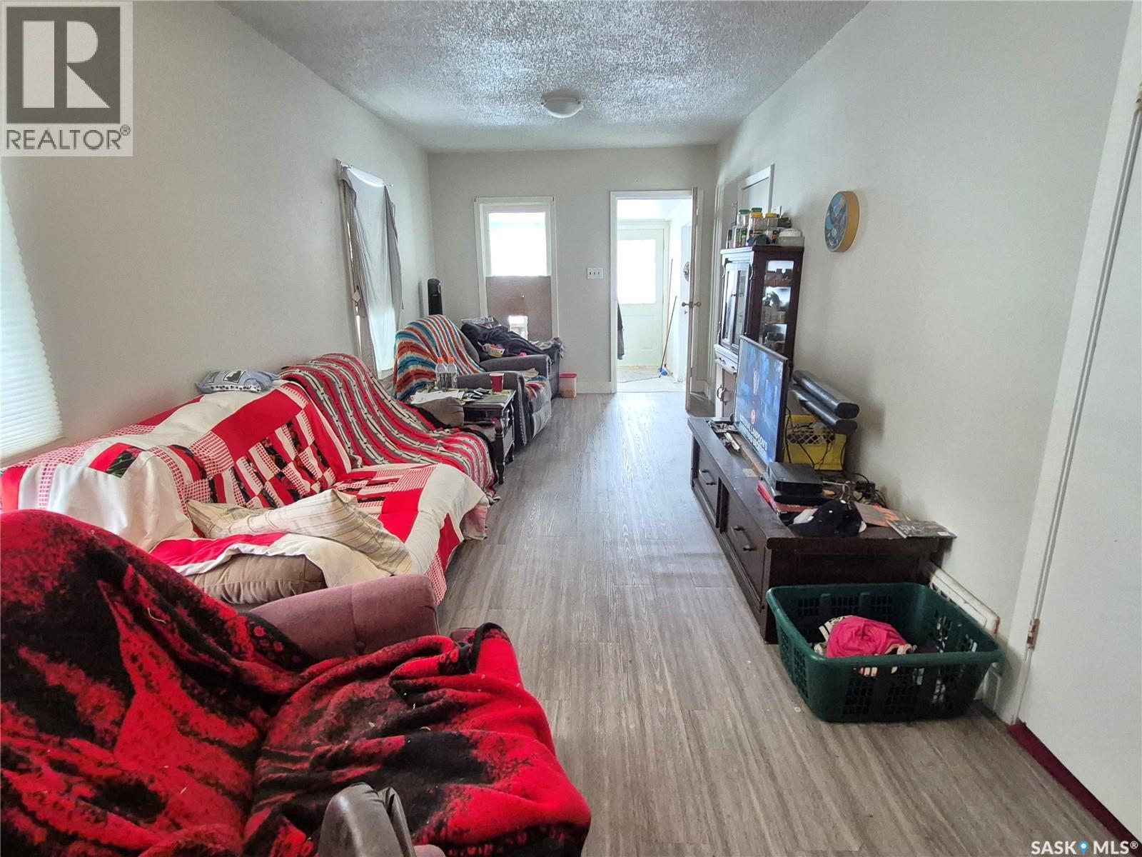 212 7Th Street Ne, Weyburn, SK - Indoor