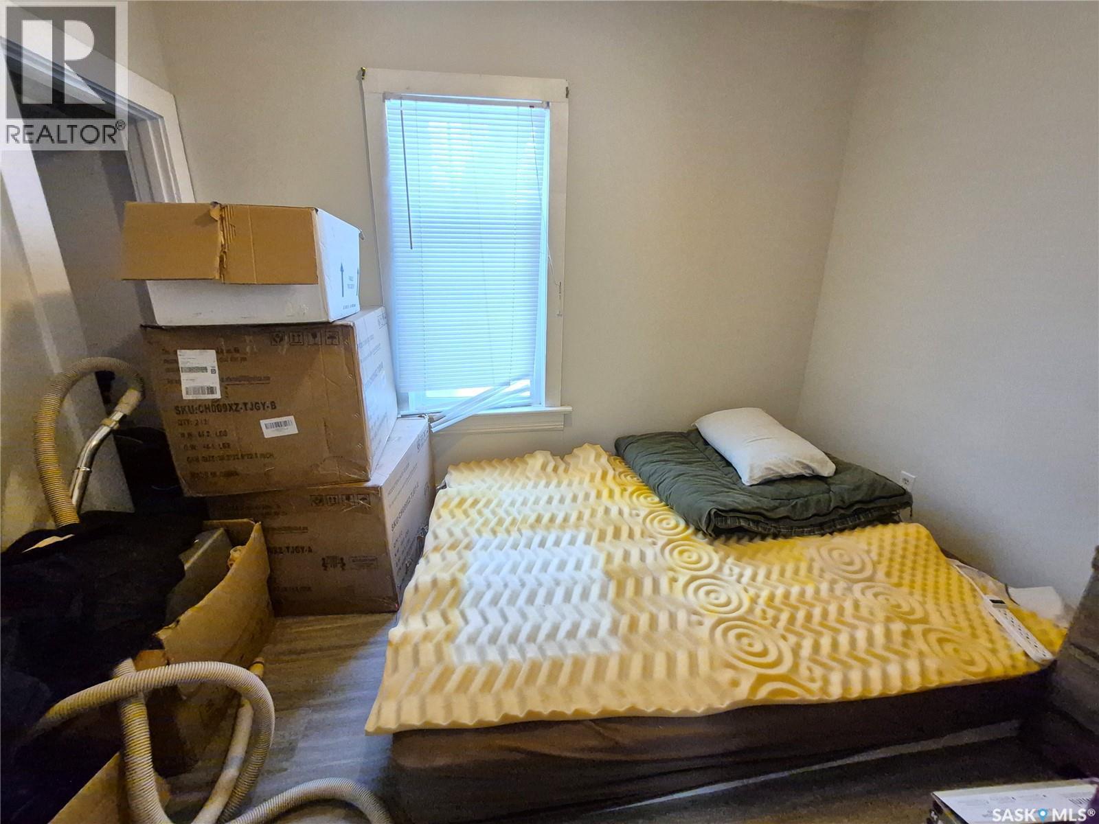 212 7Th Street Ne, Weyburn, SK - Indoor Photo Showing Bedroom