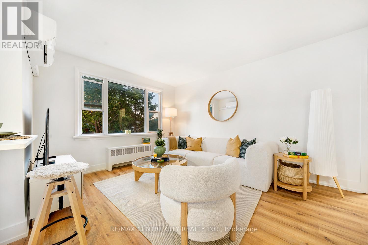 13 - 232 Elm Street, St. Thomas, ON - Indoor Photo Showing Living Room