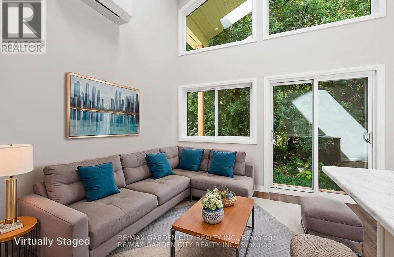 28A Kenworth Drive, St. Catharines (Carlton/Bunting), ON - Indoor Photo Showing Living Room