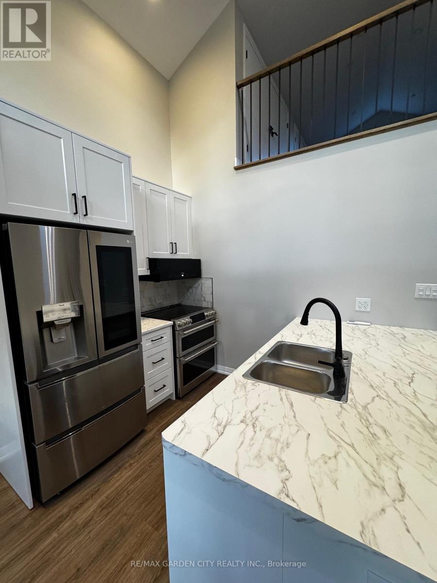 28A Kenworth Drive, St. Catharines (Carlton/Bunting), ON - Indoor Photo Showing Kitchen