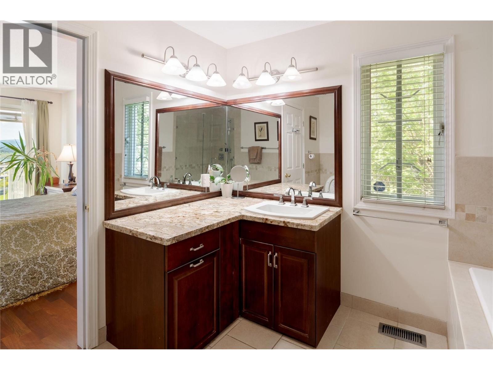 740 Royal Pine Drive, Kelowna, BC - Indoor Photo Showing Bathroom