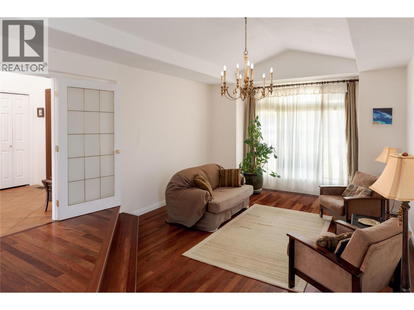 740 Royal Pine Drive, Kelowna, BC - Indoor Photo Showing Living Room