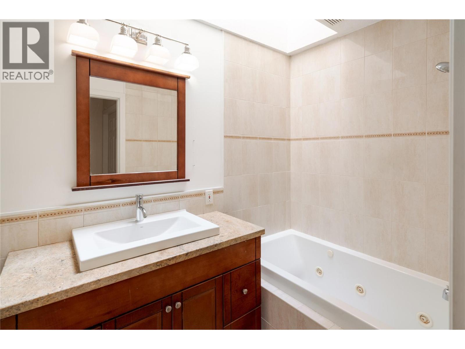 740 Royal Pine Drive, Kelowna, BC - Indoor Photo Showing Bathroom