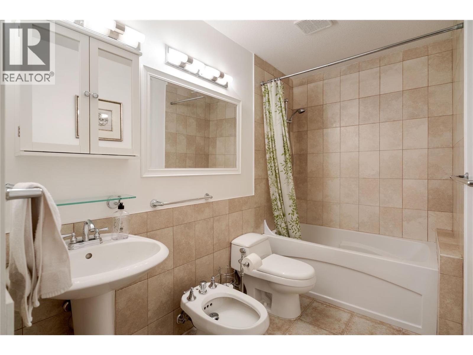 740 Royal Pine Drive, Kelowna, BC - Indoor Photo Showing Bathroom