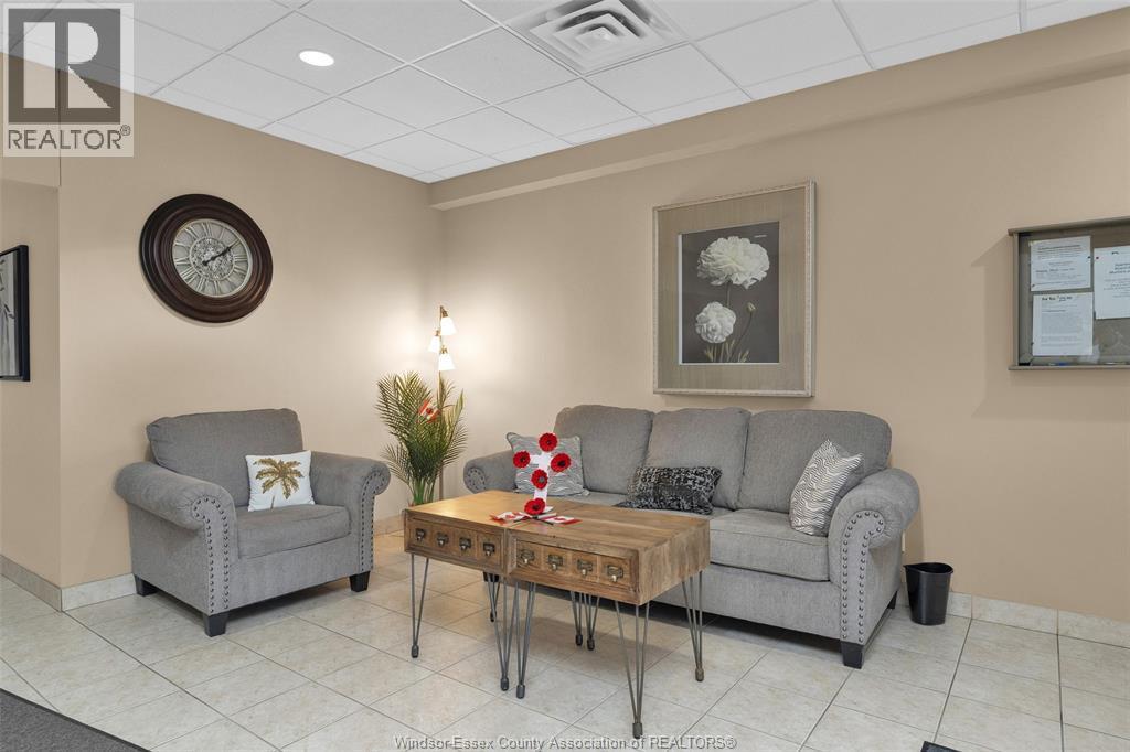 315 Village Grove Unit# 501, Tecumseh, ON - Indoor Photo Showing Living Room