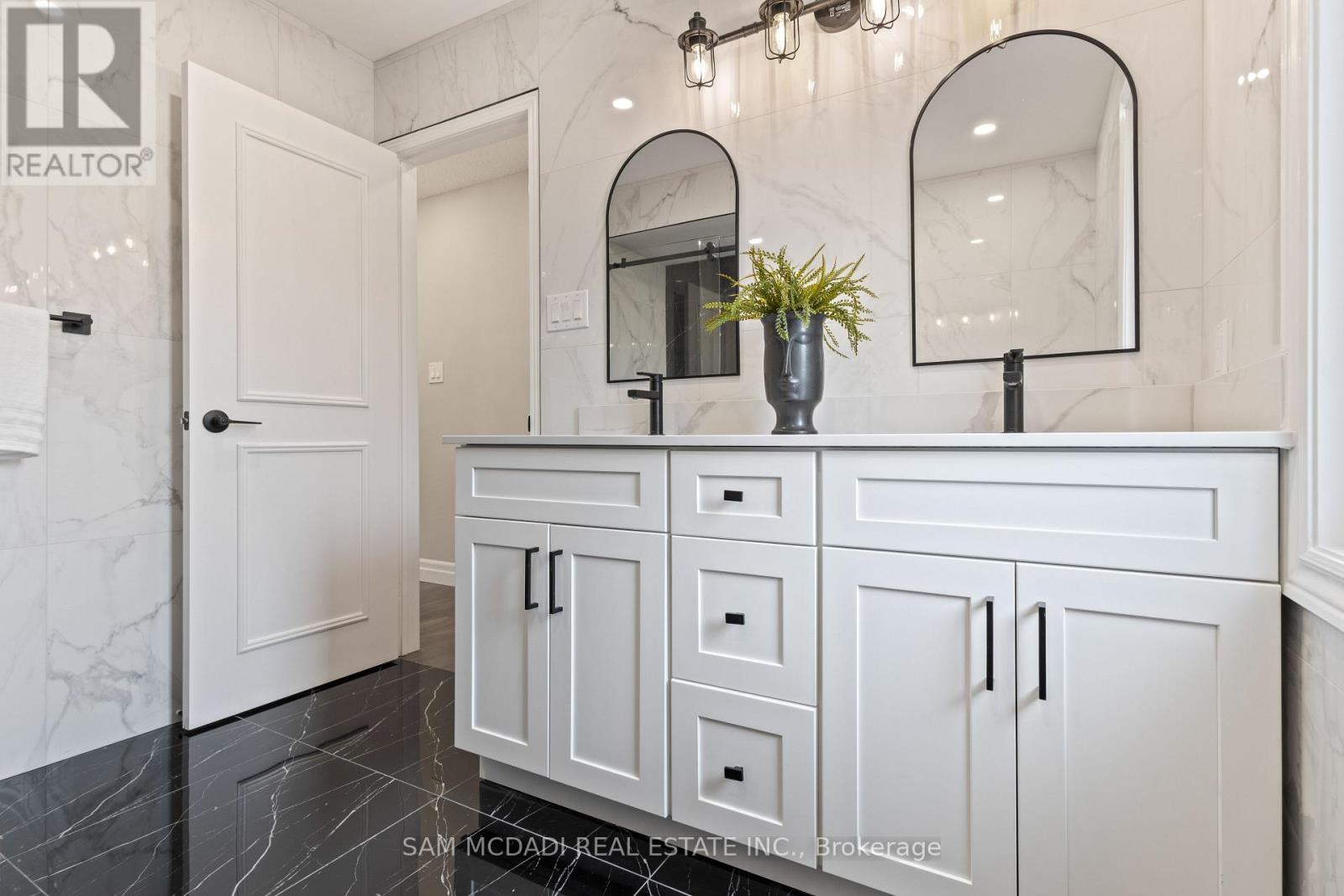 2535 Robin Drive, Mississauga, ON - Indoor Photo Showing Bathroom