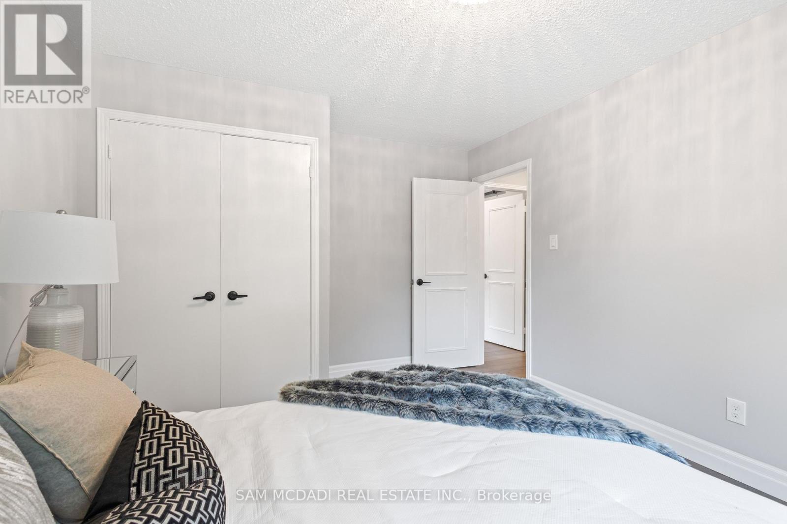 2535 Robin Drive, Mississauga, ON - Indoor Photo Showing Bedroom