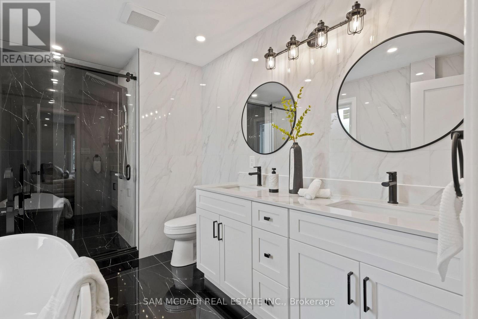 2535 Robin Drive, Mississauga, ON - Indoor Photo Showing Bathroom