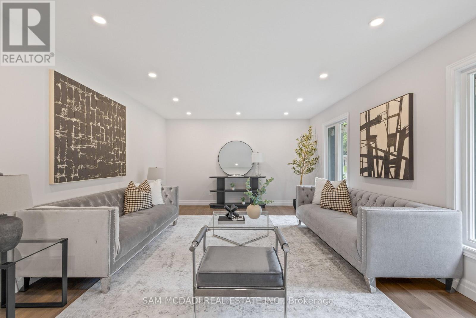 2535 Robin Drive, Mississauga, ON - Indoor Photo Showing Living Room