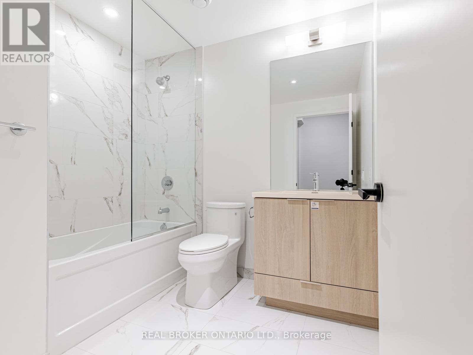 712 - 8 Interchange Way, Vaughan, ON - Indoor Photo Showing Bathroom