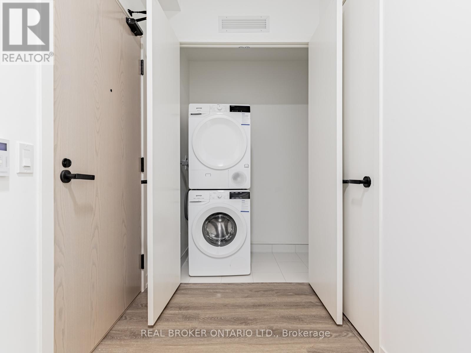 712 - 8 Interchange Way, Vaughan, ON - Indoor Photo Showing Laundry Room