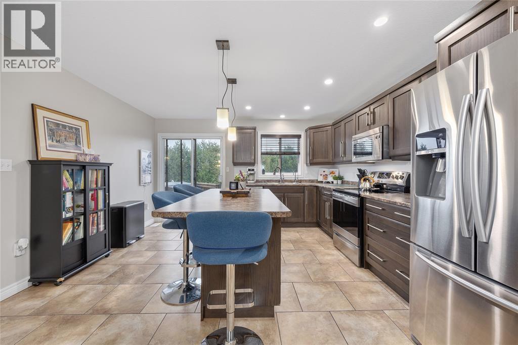 279 Homestretch Drive, St Clair, ON - Indoor Photo Showing Kitchen With Upgraded Kitchen