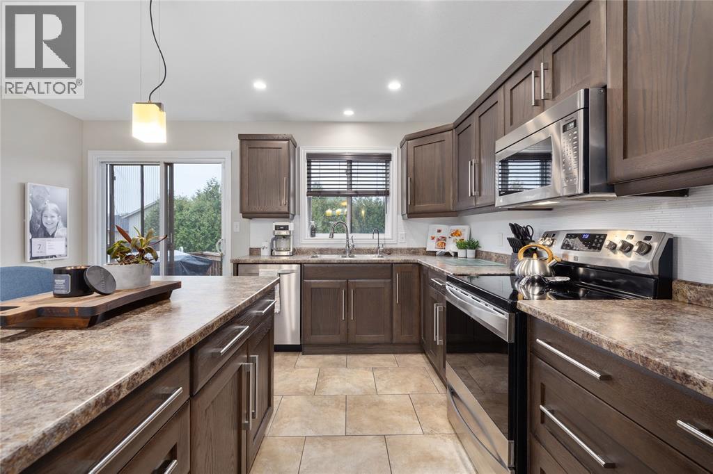 279 Homestretch Drive, St Clair, ON - Indoor Photo Showing Kitchen With Upgraded Kitchen