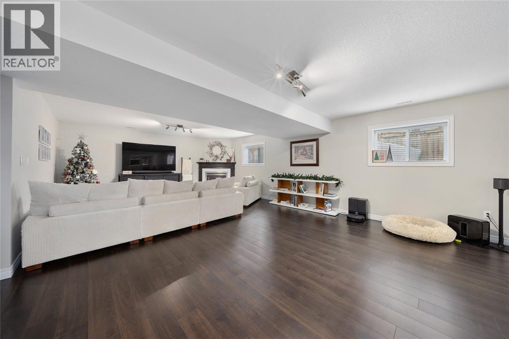 279 Homestretch Drive, St Clair, ON - Indoor Photo Showing Living Room