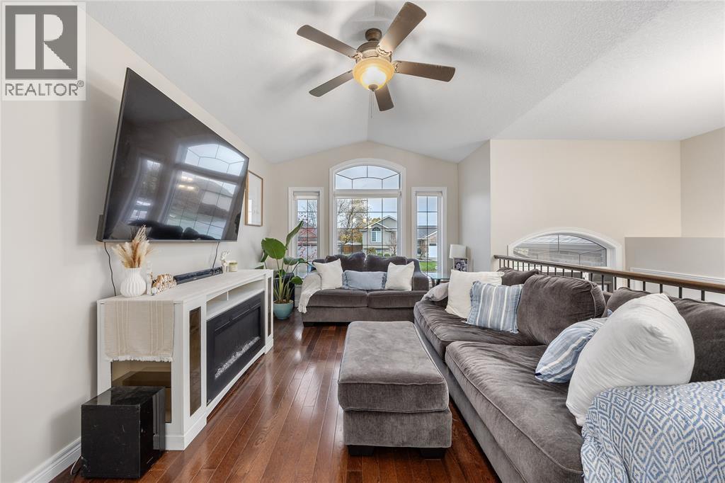 279 Homestretch Drive, St Clair, ON - Indoor Photo Showing Living Room