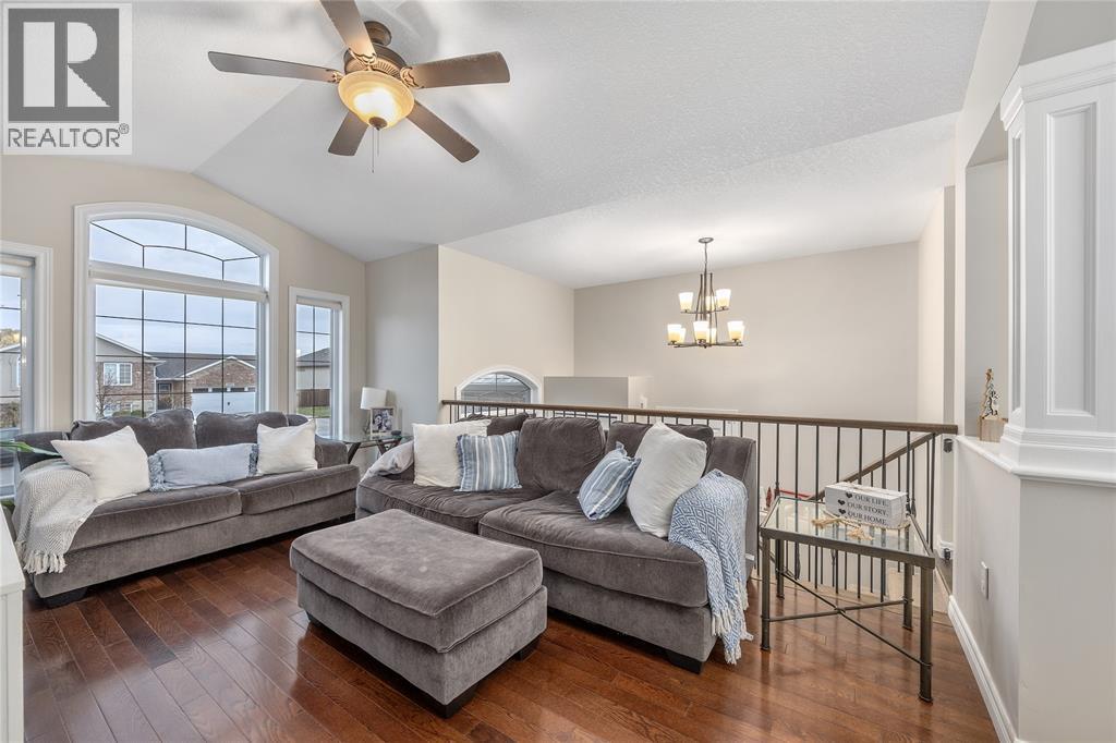 279 Homestretch Drive, St Clair, ON - Indoor Photo Showing Living Room