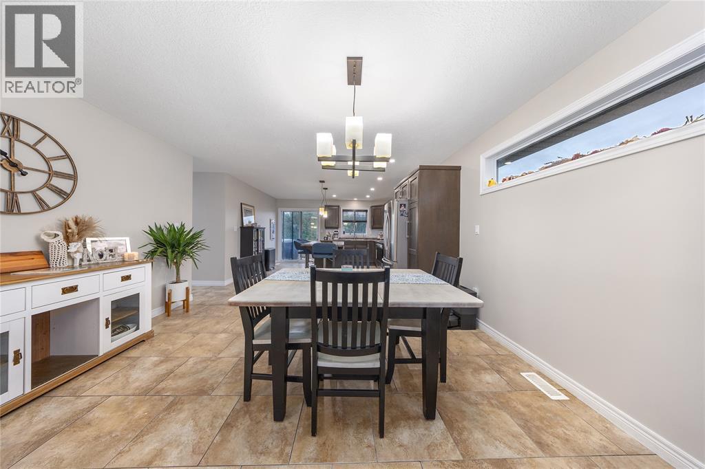 279 Homestretch Drive, St Clair, ON - Indoor Photo Showing Dining Room