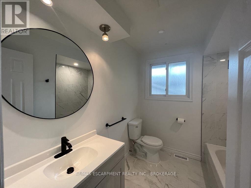 Upper - 22 Macoomb Drive, Welland (N. Welland), ON - Indoor Photo Showing Bathroom