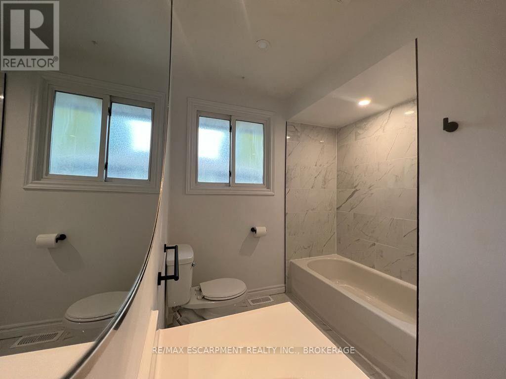 Upper - 22 Macoomb Drive, Welland (N. Welland), ON - Indoor Photo Showing Bathroom