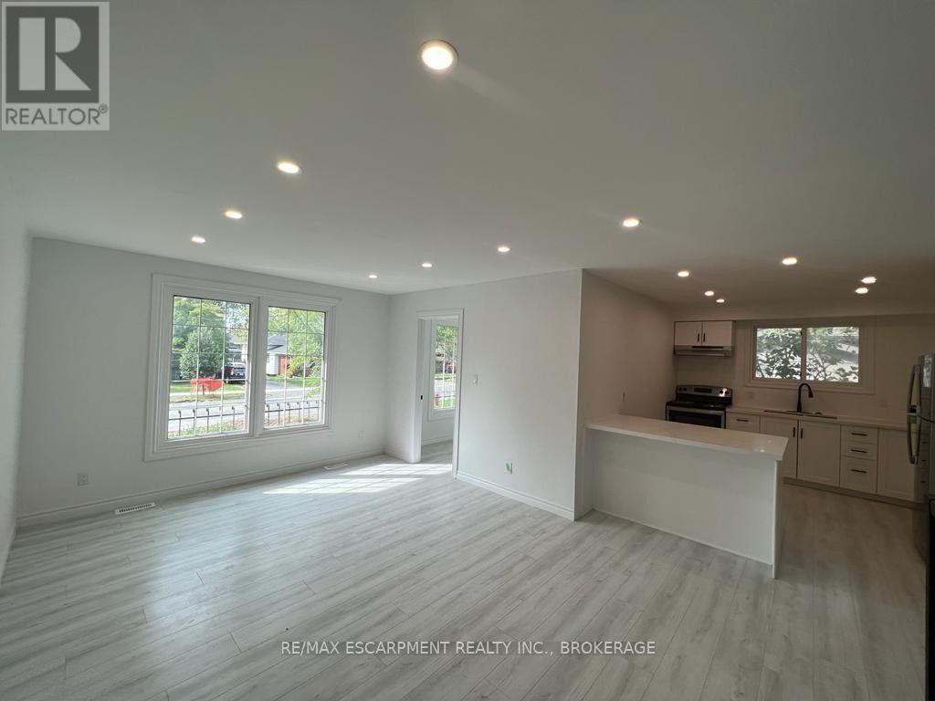 Upper - 22 Macoomb Drive, Welland (N. Welland), ON - Indoor