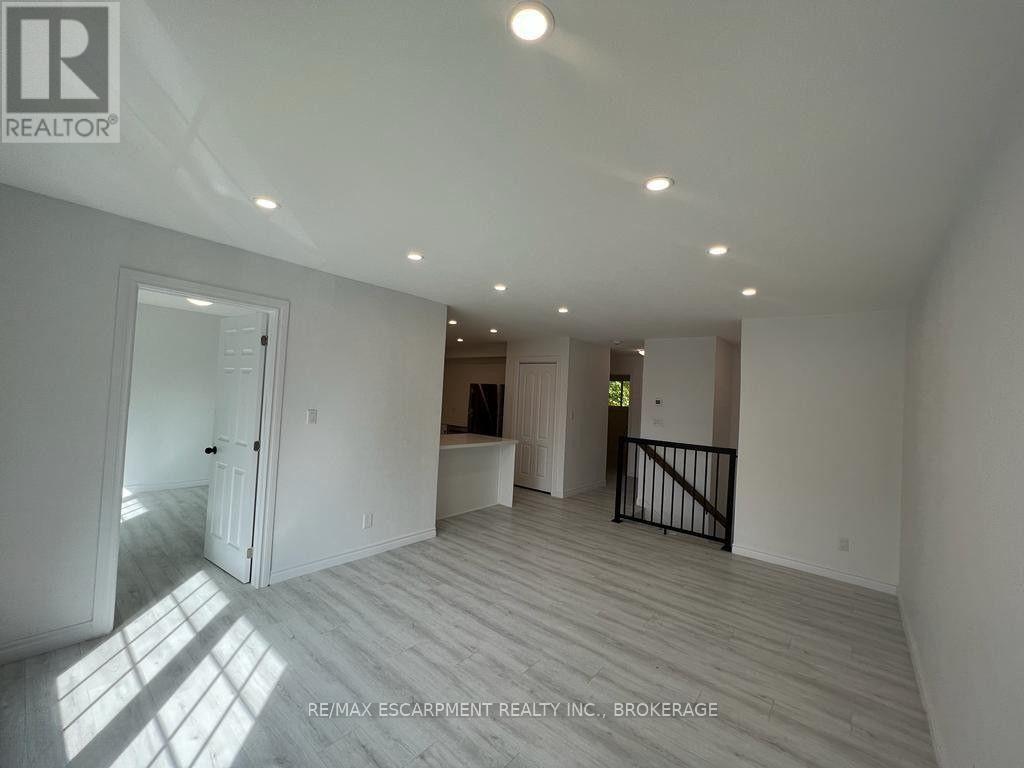 Upper - 22 Macoomb Drive, Welland (N. Welland), ON - Indoor Photo Showing Other Room