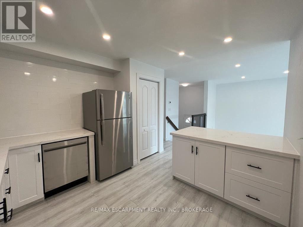 Upper - 22 Macoomb Drive, Welland (N. Welland), ON - Indoor Photo Showing Other Room