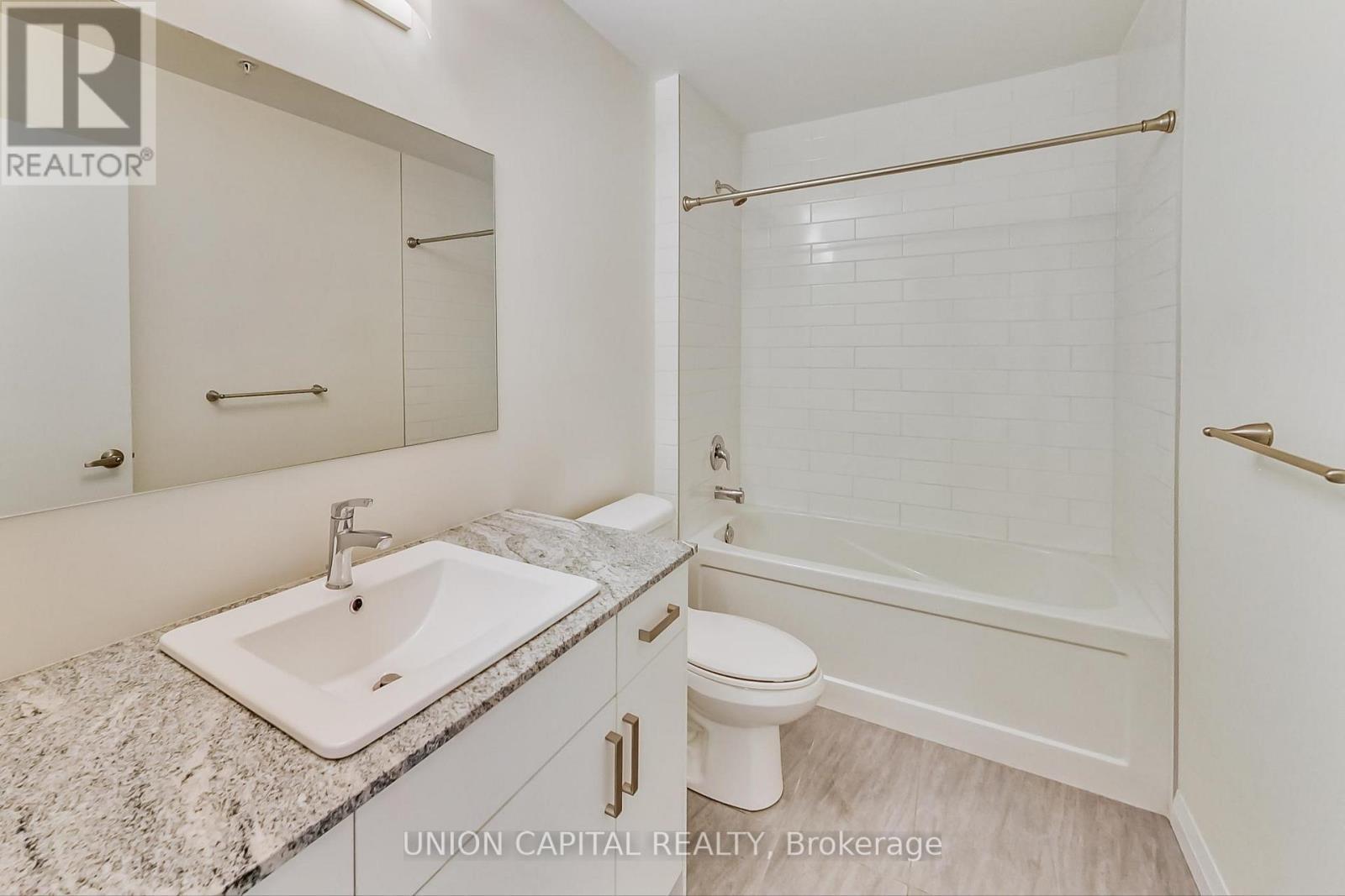 801 - 60 Charles Street W, Kitchener, ON - Indoor Photo Showing Bathroom