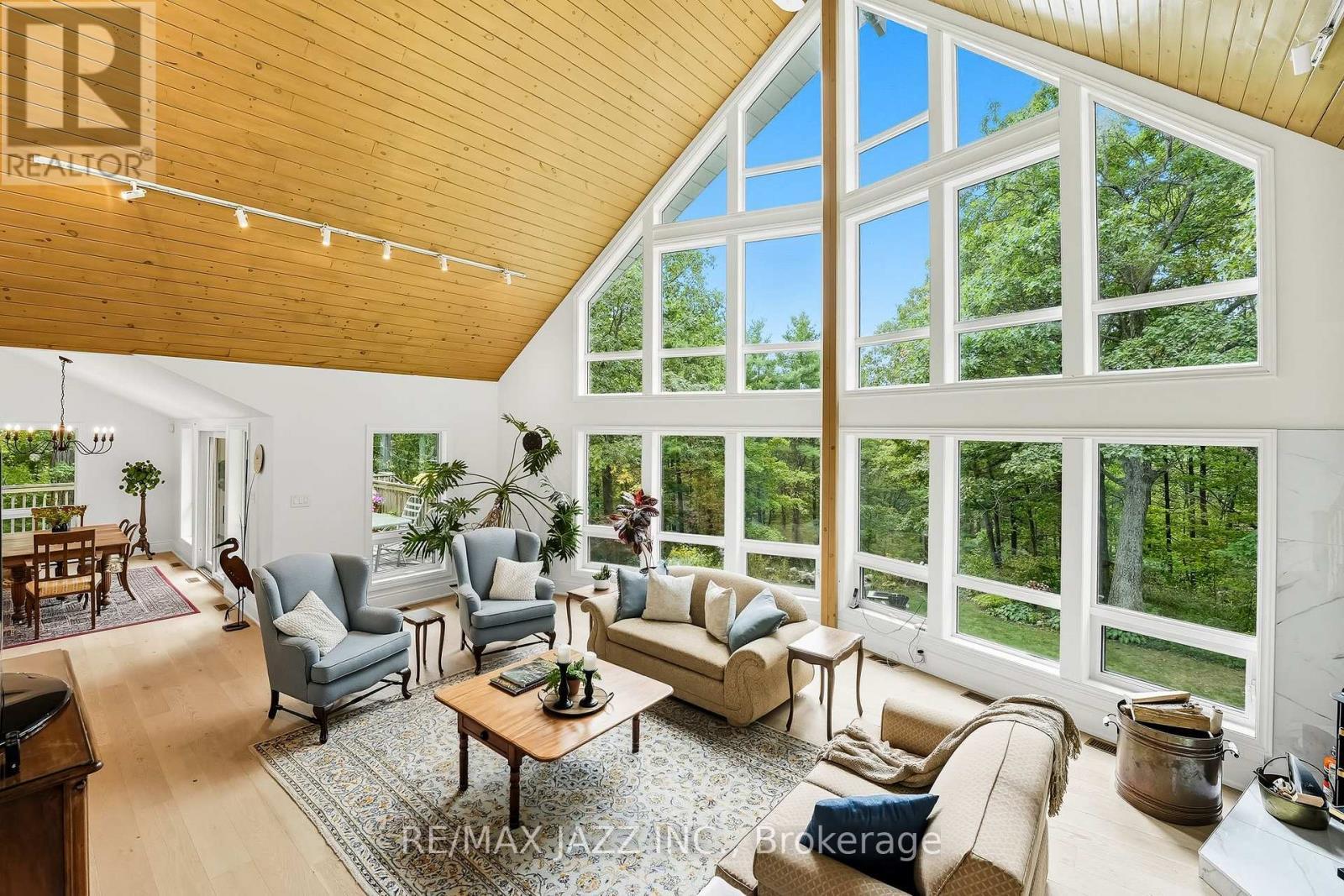 9500 Grasshopper Park Road, Clarington, ON - Indoor Photo Showing Living Room