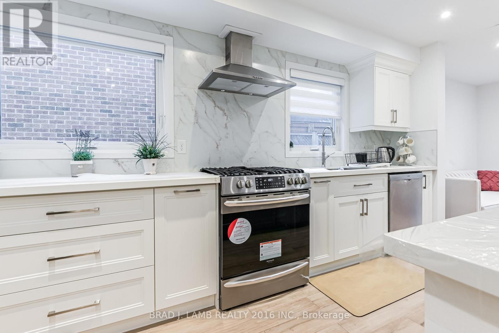 Bed 1 - 54 Campbell Avenue, Vaughan, ON - Indoor Photo Showing Kitchen With Upgraded Kitchen