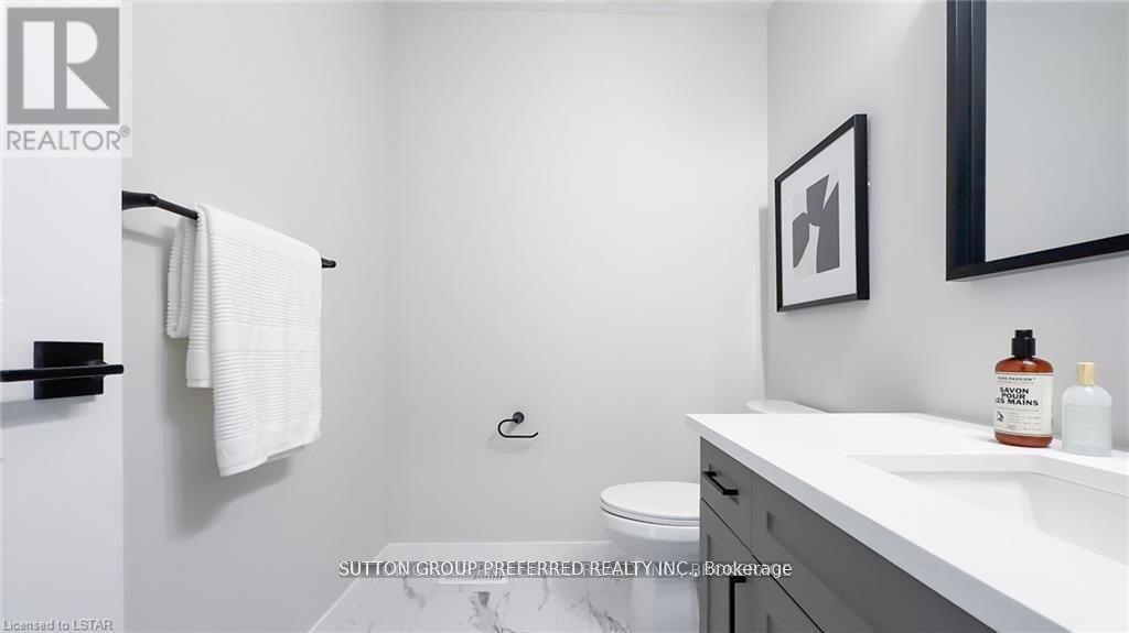 230 Beech Street, Central Huron (Clinton), ON - Indoor Photo Showing Bathroom
