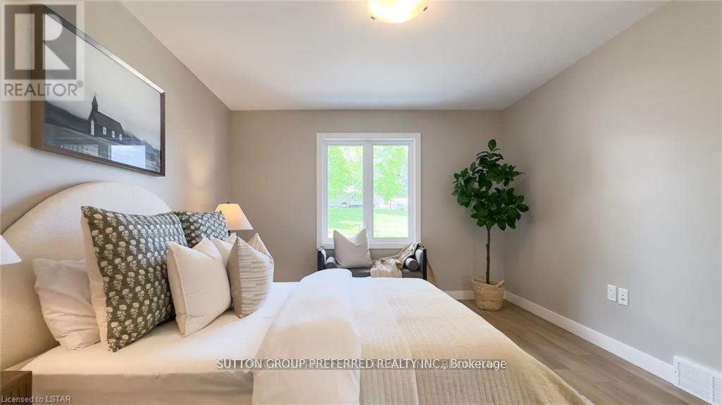 230 Beech Street, Central Huron (Clinton), ON - Indoor Photo Showing Bedroom