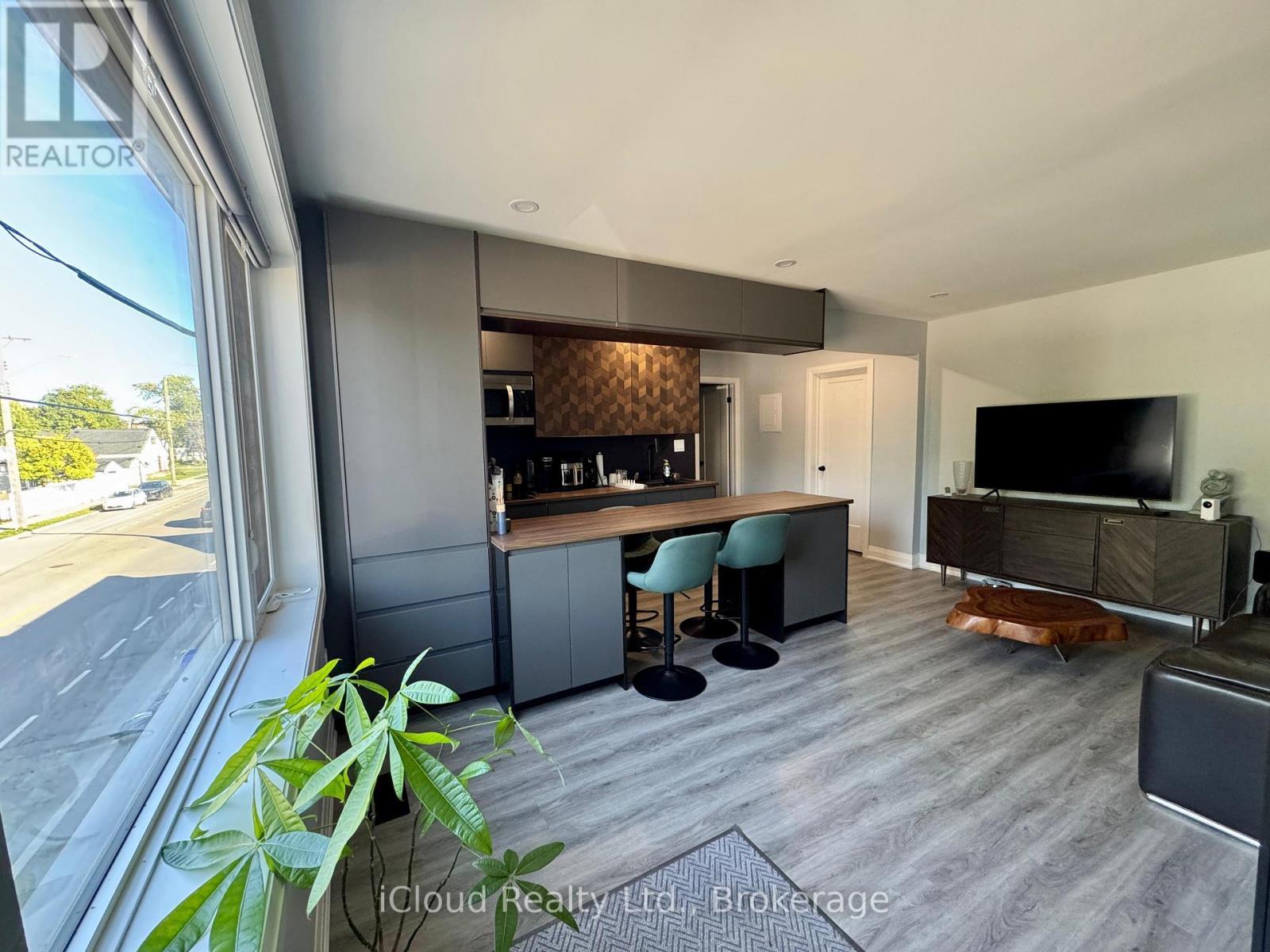 78 Melvin Avenue, Hamilton, ON - Indoor Photo Showing Kitchen