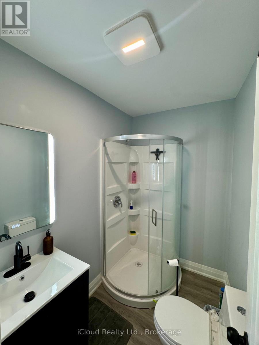 78 Melvin Avenue, Hamilton, ON - Indoor Photo Showing Bathroom