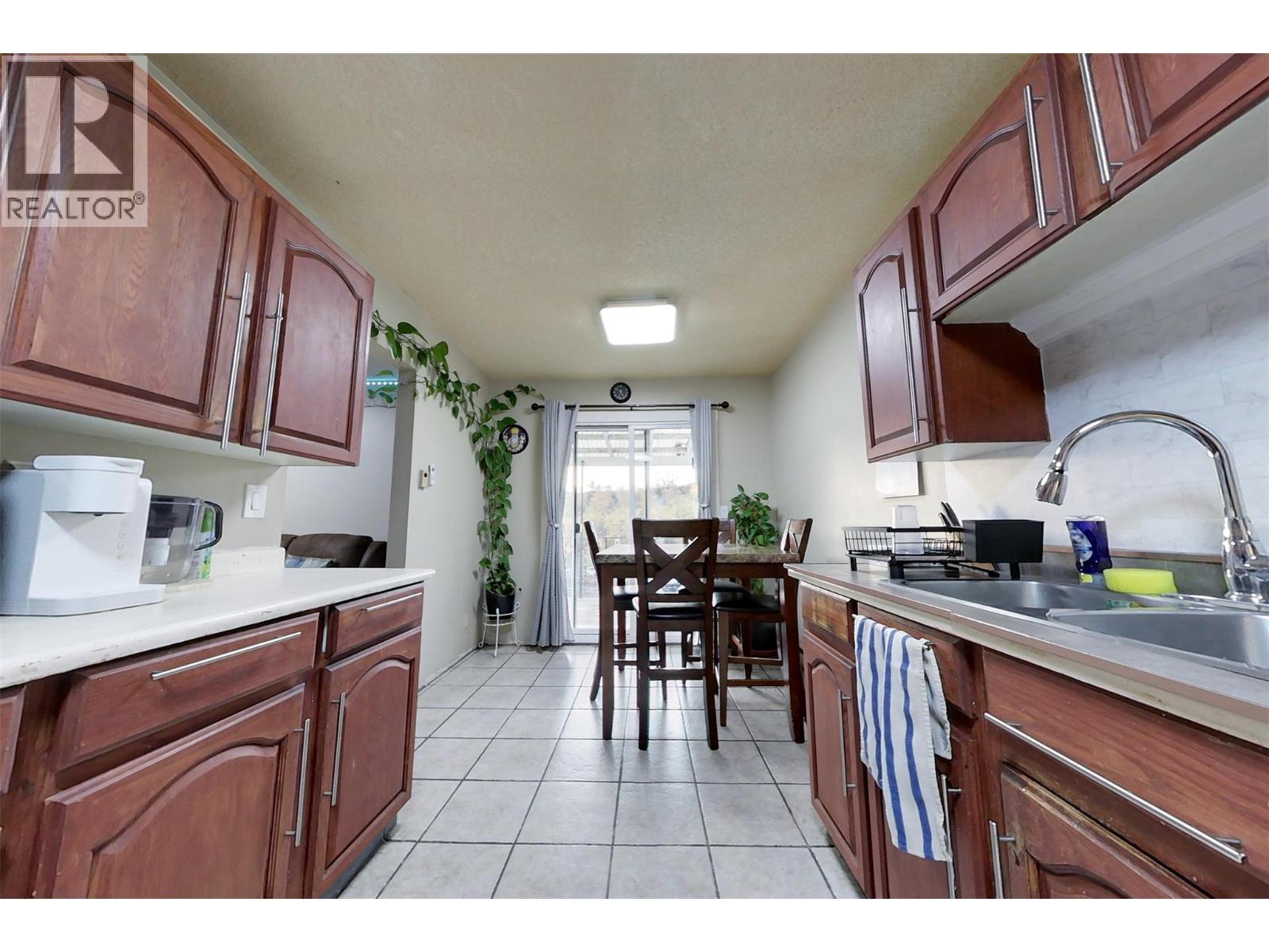 1237 32Nd S Avenue, Erickson, BC - Indoor Photo Showing Kitchen With Double Sink
