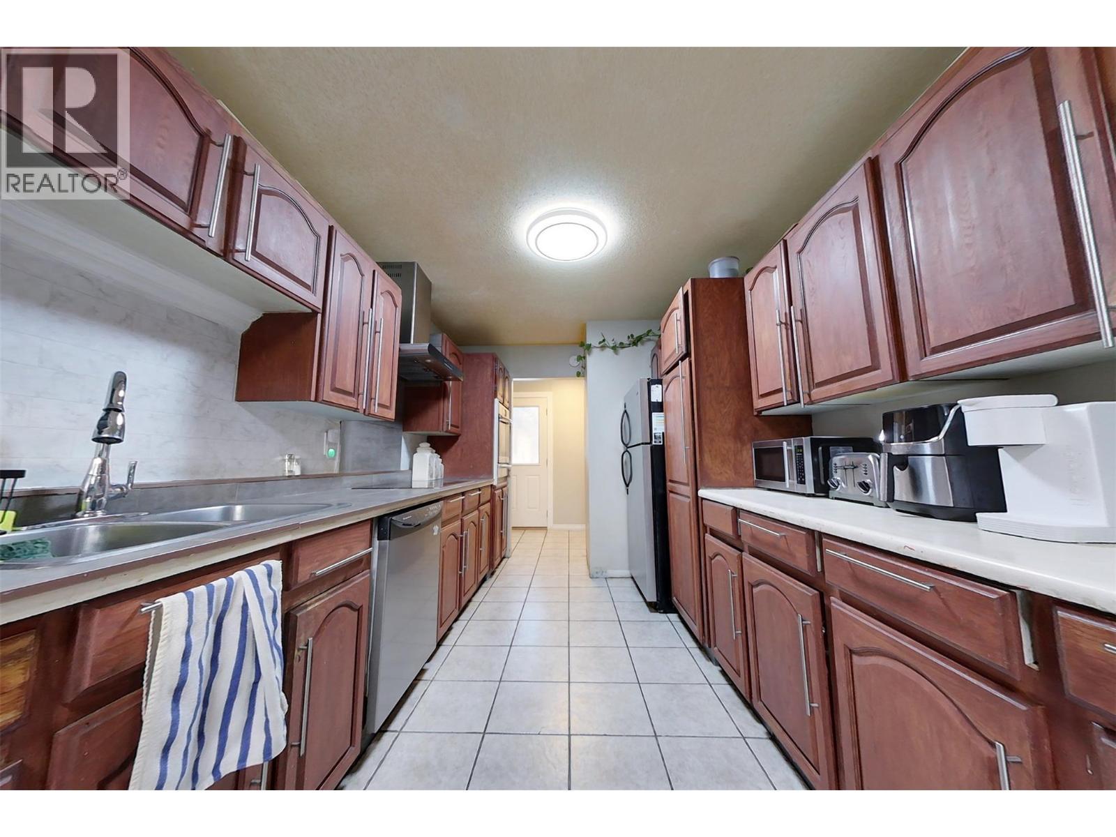 1237 32Nd S Avenue, Erickson, BC - Indoor Photo Showing Kitchen With Double Sink