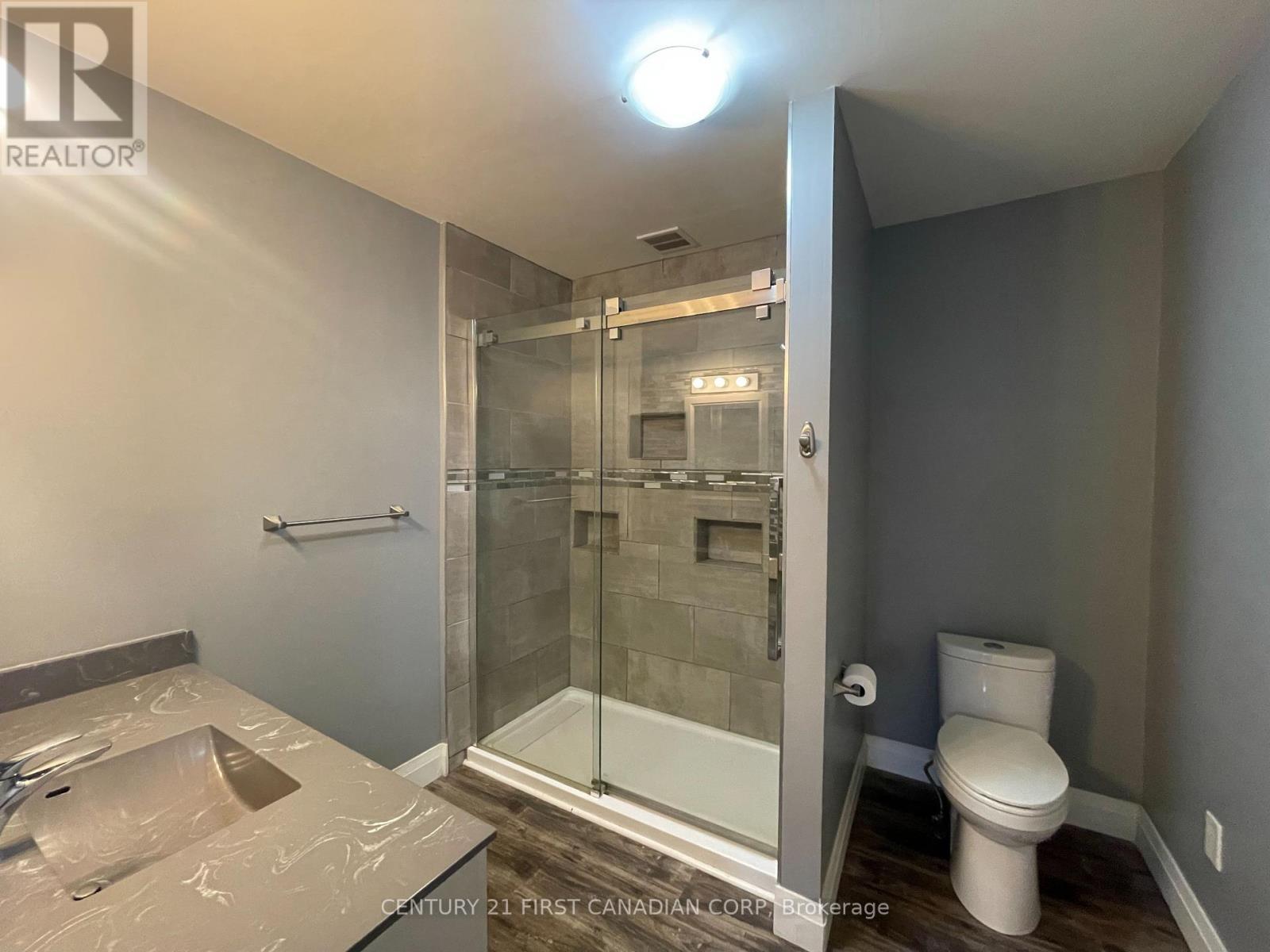 64 Edward Street, St. Thomas, ON - Indoor Photo Showing Bathroom