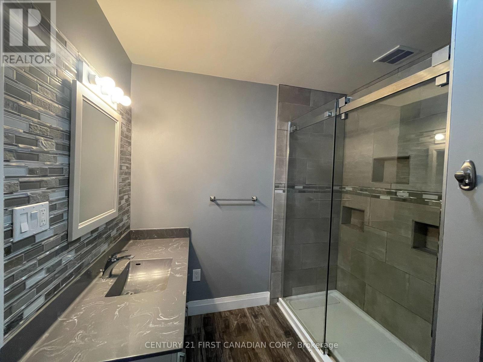 64 Edward Street, St. Thomas, ON - Indoor Photo Showing Bathroom