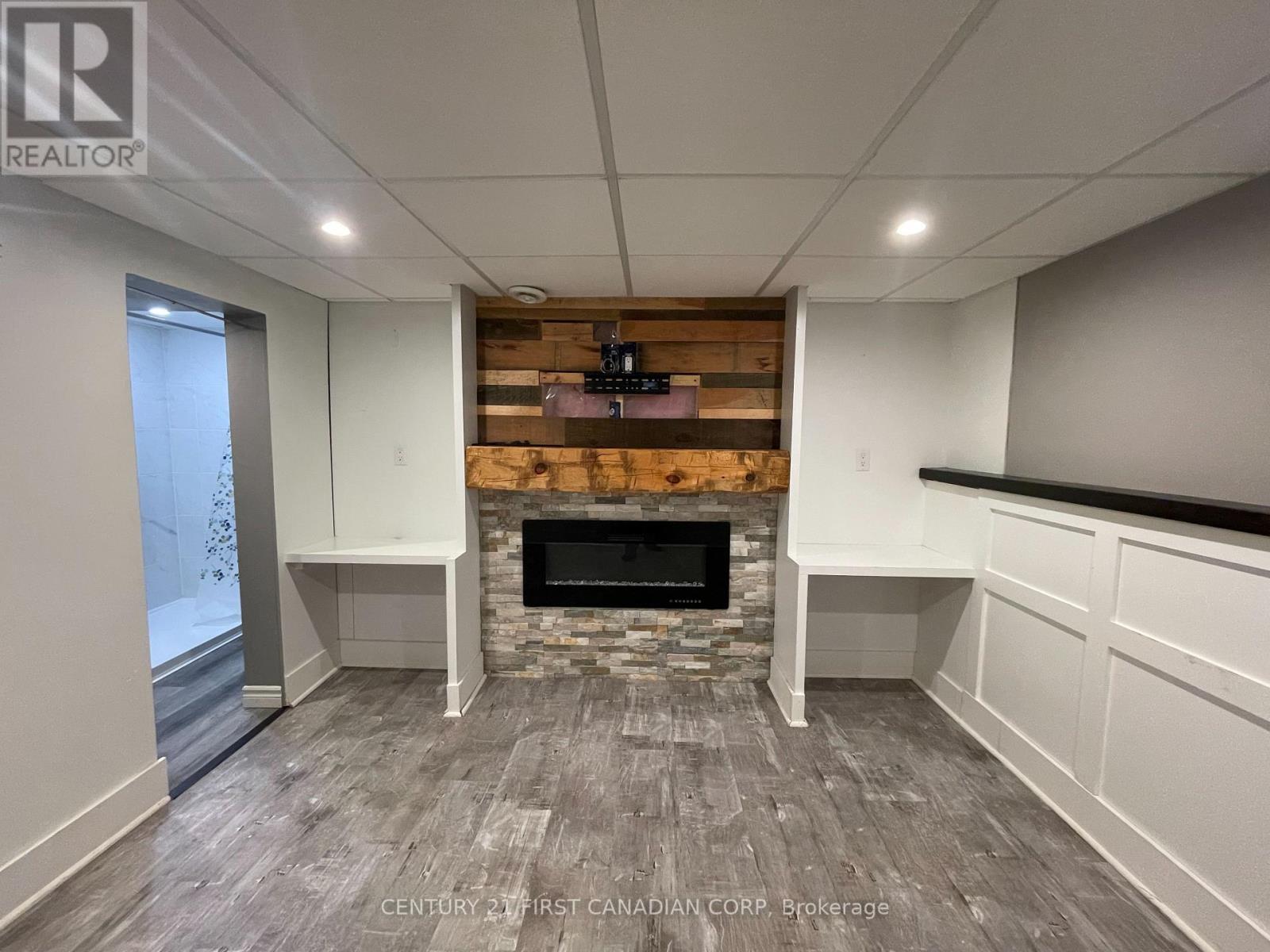 64 Edward Street, St. Thomas, ON - Indoor With Fireplace