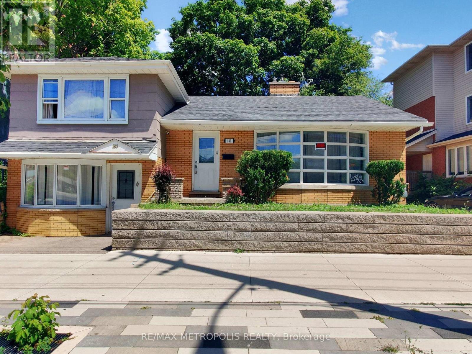 180 King Street N, Waterloo, ON - Outdoor